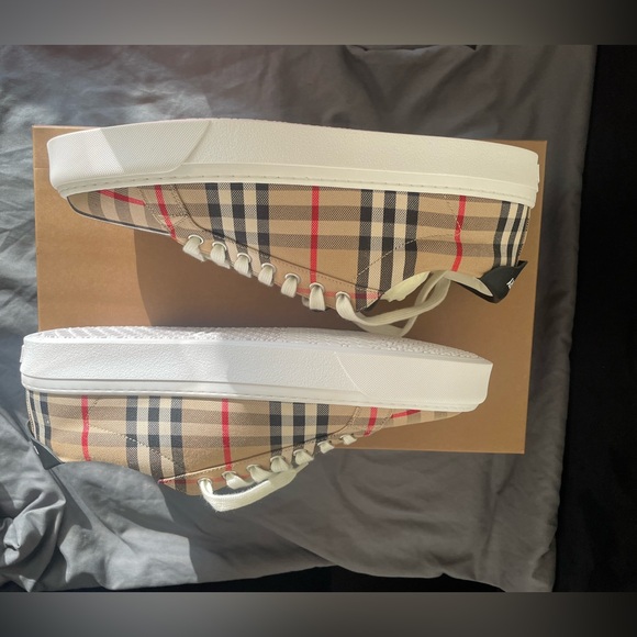 Burberry Brand New 9 US - Picture 2 of 7